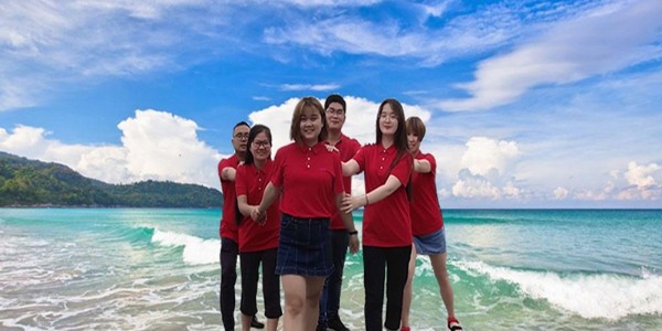 市場部員工漫步沙灘