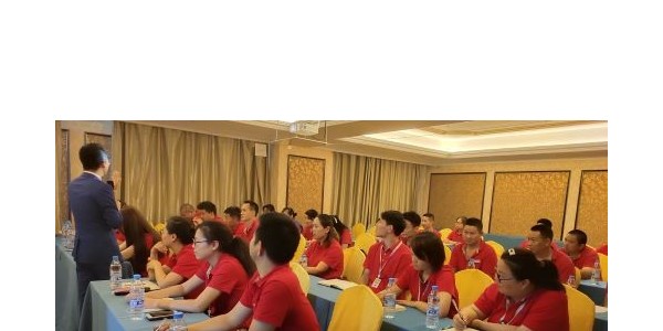 公司進(jìn)行團(tuán)隊(duì)向心力培訓(xùn)